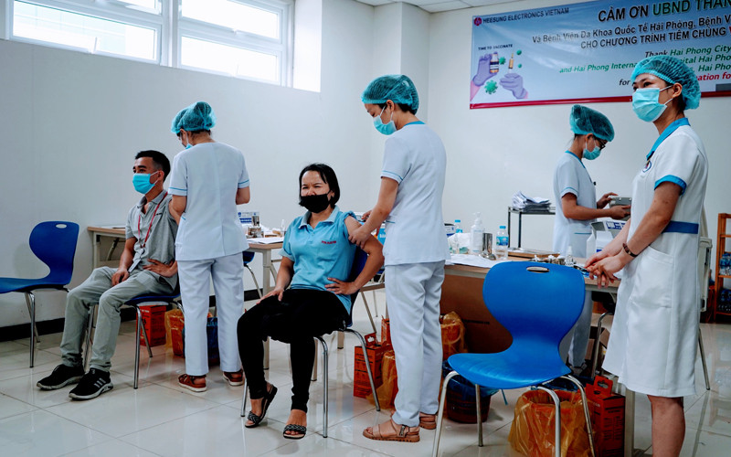 Đẩy nhanh tiến độ tiêm vaccine ngừa Covid-19 cho các đối tượng từ 12 tuổi trở lên là biện pháp quan trọng trong phòng, chống dịch.