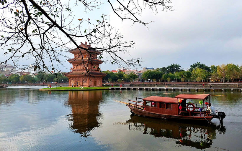 Phố cổ Hoa Lư tọa lạc tại hồ Kỳ Lân, thành phố Ninh Bình là một sản phẩm du lịch ấn tượng của Ninh Bình (Ảnh: Tam Sinh) 