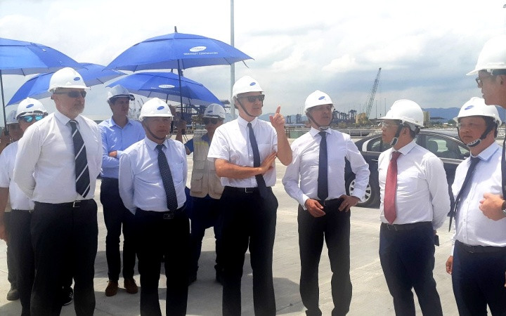 Đại sứ Pháp tại Việt Nam Nicolas Warnery và Tổng lãnh sự quán Pháp tại TP Hồ Chí Minh Vincent Floreani cùng lãnh đạo hai tập đoàn thăm cảng Gemalink.