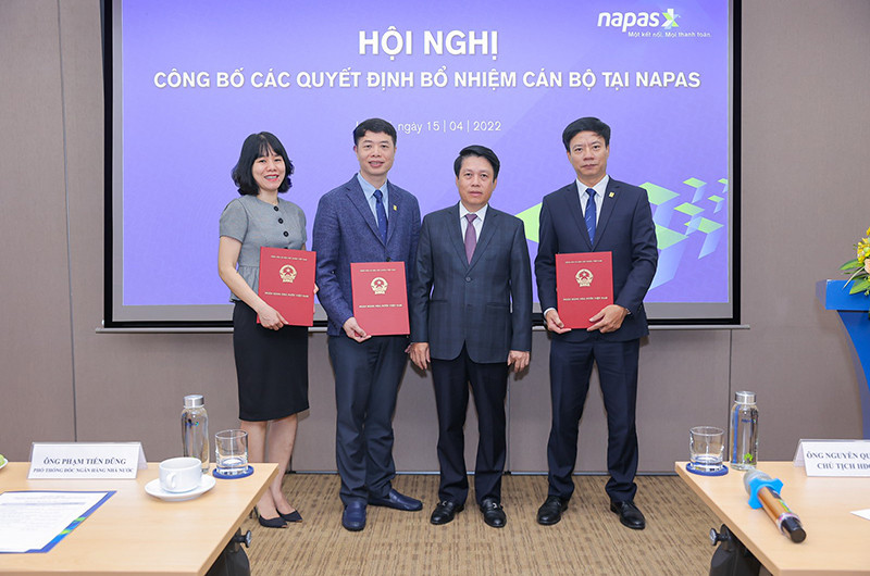 Phó Thống đốc Ngân hàng Nhà nước Phạm Tiến Dũng trao Quyết định giao đại diện phần vốn nhà nước tại Napas.