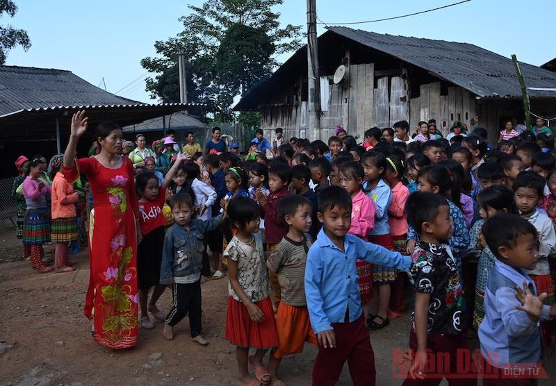 Cô trò điểm trường Chè Lỳ A, xã Đức Hạnh, huyện Bảo Lâm, tỉnh Cao Bằng (Ảnh: DUY LINH)