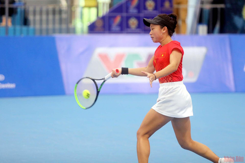Vận động viên Savanna Lý Nguyễn của đội quần vợt Việt Nam thi đấu. (Ảnh: Thái Sơn)