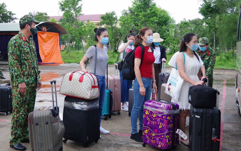 Cán bộ, chiến sĩ vận chuyển tư trang các nhân cho các công dân.