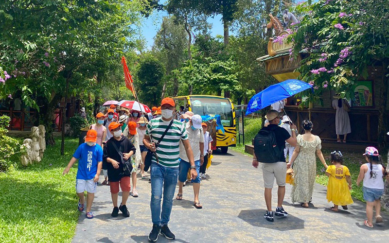 Hướng dẫn viên du lịch đã phải tìm nhiều nghề khác để mưu sinh khi dịch Covid-19 đóng băng hoạt động du lịch (Ảnh:ST)