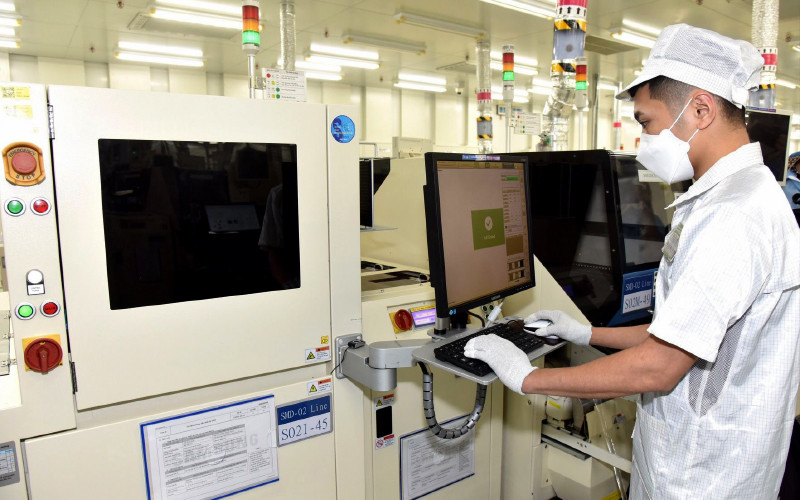 Công nhân Công ty TNHH Samsung Electronic Việt Nam (Thái Nguyên) làm việc tại dây chuyền sản xuất và lắp ráp linh kiện điện tử. Ảnh: TRẦN HẢI