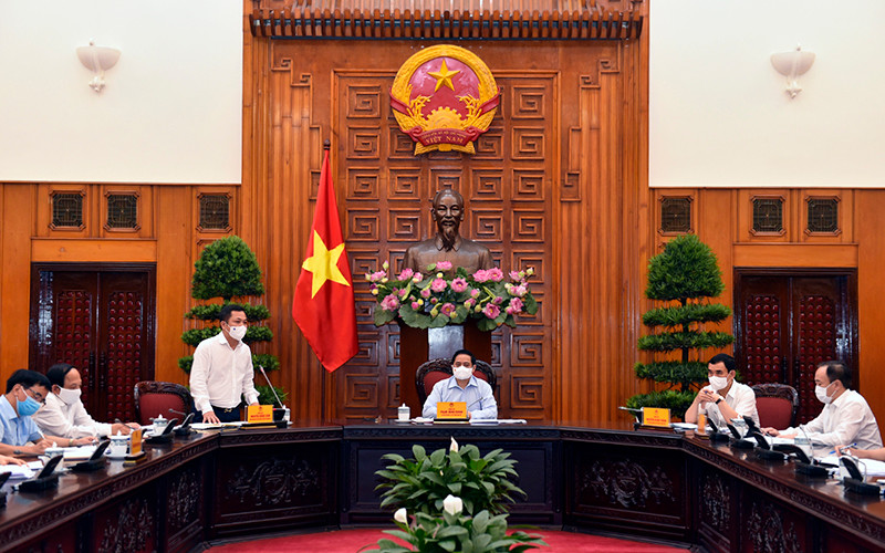 Thủ tướng làm việc với Cổng Thông tin điện tử Chính phủ. Ảnh: NHẬT BẮC