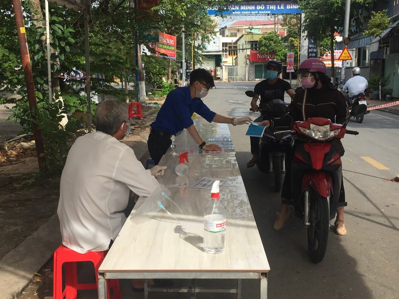 Chốt kiểm soát phường Lê Bình, quận Cái Răng, TP Cần Thơ kiểm tra người dân thực hiện Chỉ thị 16.