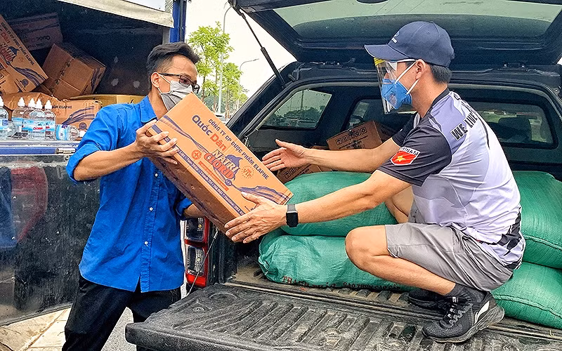 Lực lượng tình nguyện vận chuyển hàng hóa hỗ trợ những điểm nóng về dịch bệnh trên địa bàn Thủ đô.