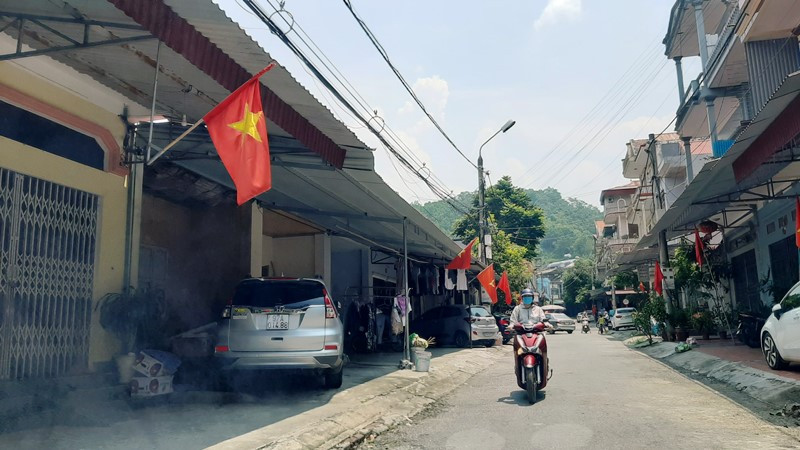 Nhiều hộ đã xây dựng nhà kiên cố trên khu đất tập thể ngân hàng (dãy phía bên trái) nhưng không có biên bản xử lý vi phạm của cấp có thẩm quyền tại thời điểm xây dựng.