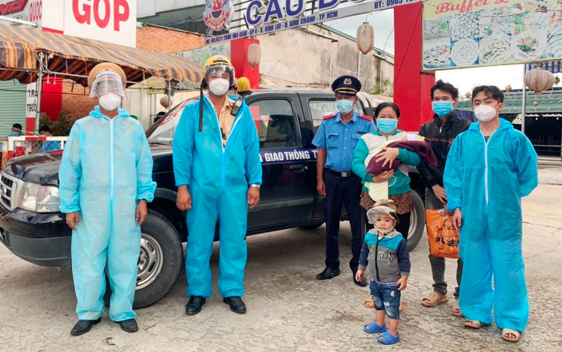 Hình ảnh đẹp của các cán bộ, chiến sĩ khi đưa và đón một sản phụ sinh con an toàn trong mùa dịch.