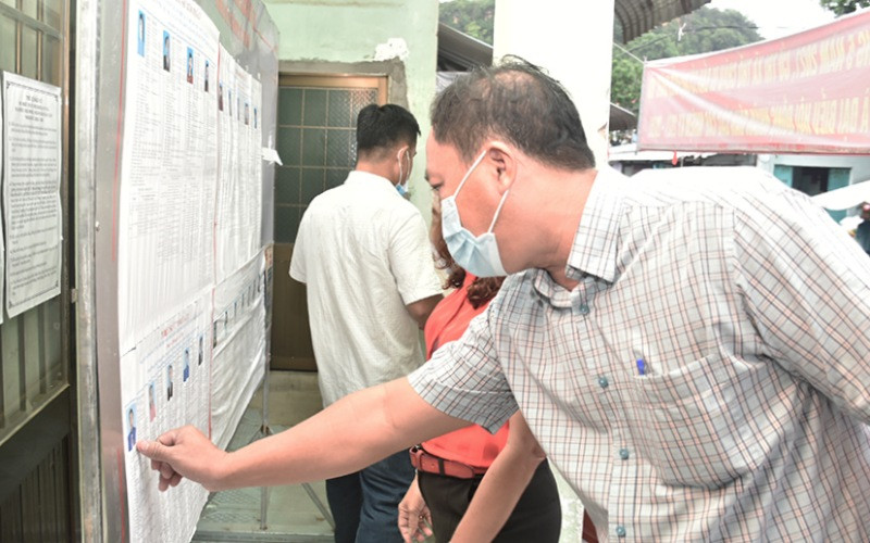 Cử tri xã Thổ Châu xem danh sách niêm yết ứng cử viên.