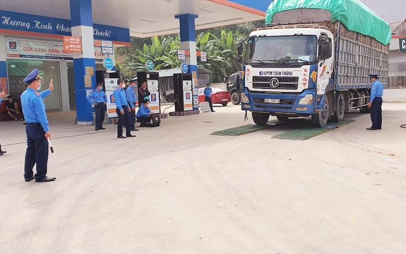 Một xe quá tải trên quốc lộ 70. (Ảnh: Tổng cục Đường bộ Việt Nam)