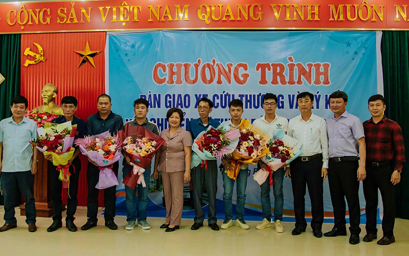 Trao tặng xe cứu thương cho ông Đặng Quang Thông và Hội Bảo trợ bệnh nhân nghèo Quảng Bình.