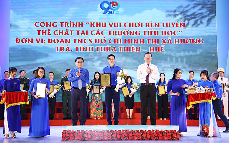 Bí thư thứ nhất T.Ư Đoàn Nguyễn Anh Tuấn và Bí thư Tỉnh ủy Ngô Văn Tuấn trao chứng nhận công trình thanh niên tiêu biểu.