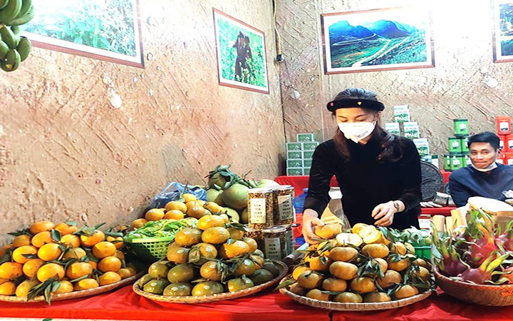 Sản phẩm cam sành của tỉnh Hà Giang được dán mã QR và đưa lên sàn giao dịch thương mại điện tử. (Ảnh NGUYỄN PHƯƠNG)