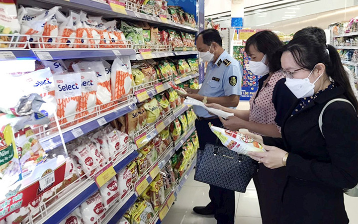 Đoàn kiểm tra liên ngành tỉnh Tiền Giang kiểm tra chất lượng, giá cả hàng hóa tại một siêu thị ở thành phố Mỹ Tho. (Ảnh PHƯƠNG THANH)