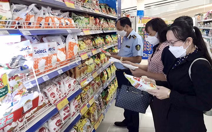 Đoàn kiểm tra liên ngành tỉnh Tiền Giang kiểm tra chất lượng, giá cả hàng hóa tại một siêu thị ở thành phố Mỹ Tho. (Ảnh PHƯƠNG THANH)