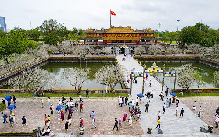 Thừa Thiên Huế đã đón du khách trở lại tham quan quần thể Di tích Cố đô Huế, mở màn cho mùa du lịch hè năm 2022. (Ảnh DU LỊCH HUẾ)