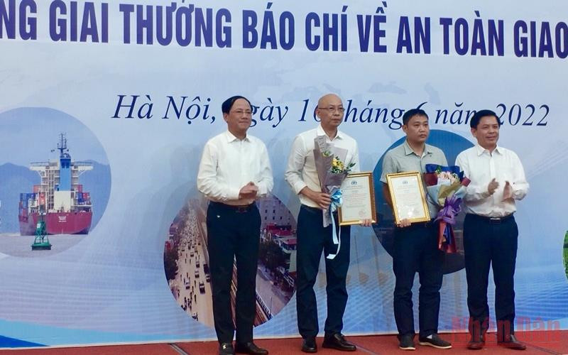 Đại diện Ủy ban An toàn giao thông quốc gia trao giải nhất cho các tác giả đoạt giải. 