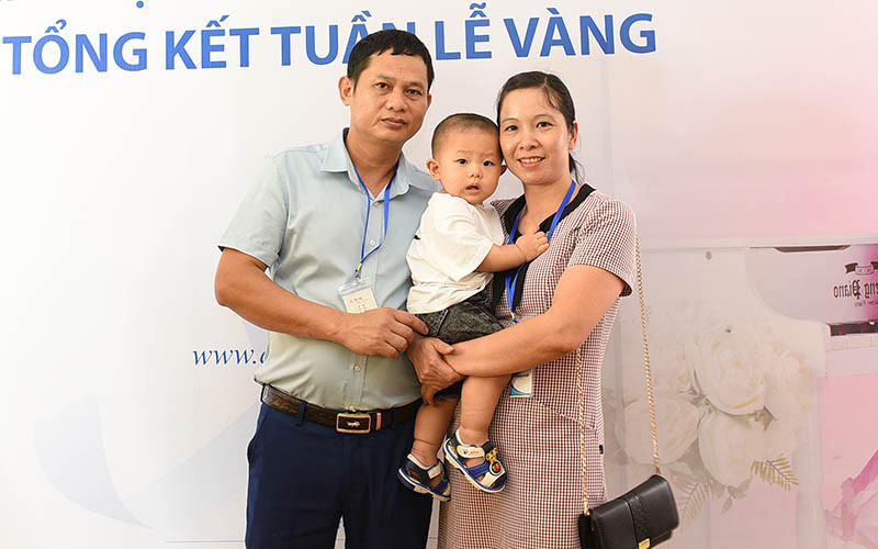 Chị Nguyễn Thị Minh (1977) và anh Mẫn Xuân Minh (1973) hạnh phúc bên cậu con trai đầu lòng. 