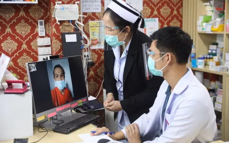 Các bác sĩ đang kiểm tra sức khỏe một bệnh nhân cách ly tại nhà. (Ảnh: Cơ quan An ninh Y tế quốc gia Thái Lan)