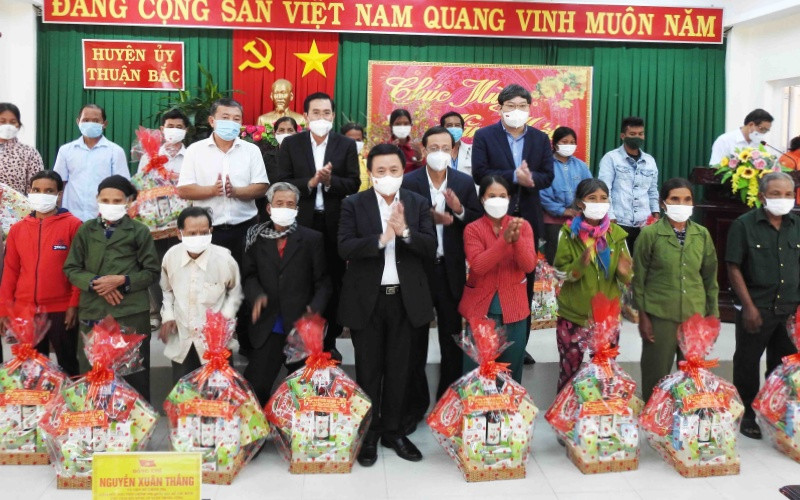 Đồng chí Nguyễn Xuân Thắng chúc Tết, tặng quà các hộ đồng bào dân tộc thiểu số Raglai tiêu biểu huyện Thuận Bắc, tỉnh Ninh Thuận.