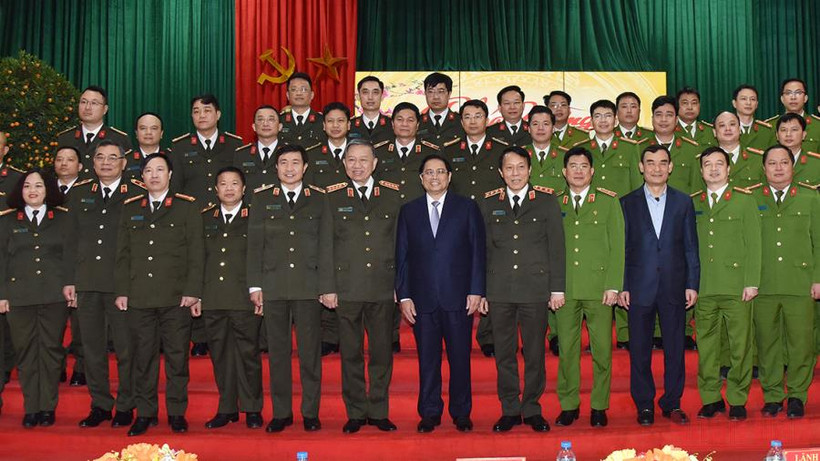 Thủ tướng Phạm Minh Chính chụp ảnh lưu niệm cùng cán bộ, chiến sĩ Cục A05 và C07.