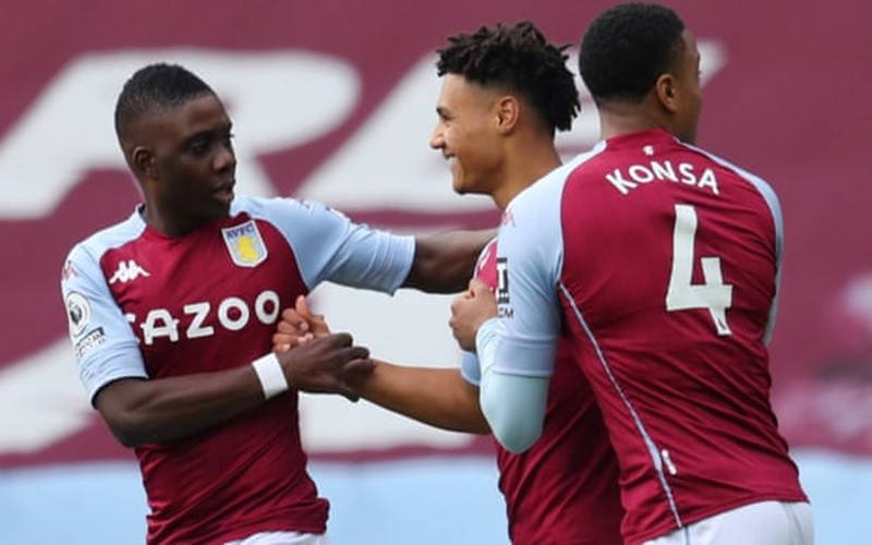 Các cầu thủ Aston Villa mừng bàn thắng vào lưới Arsenal.