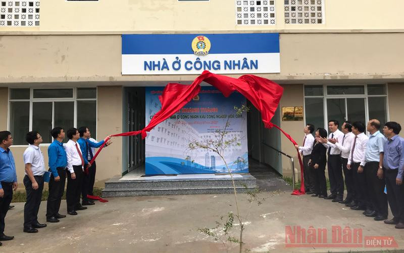 Các đại biểu mở bảng tên Công trình