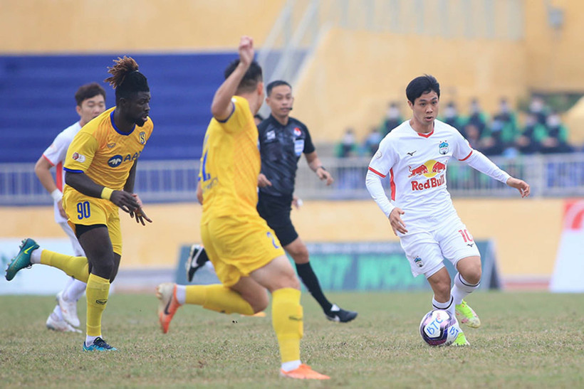 Công Phượng nỗ lực đi bóng qua hàng thủ Sông Lam Nghệ An. (Ảnh: VPF)