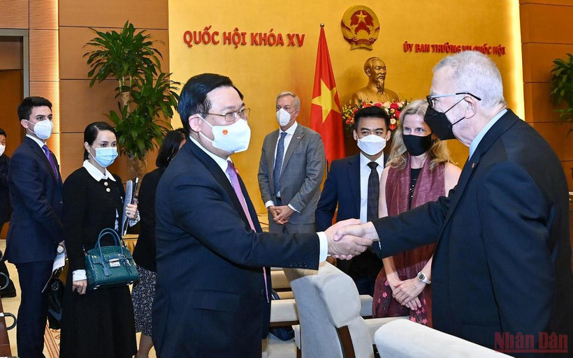 Chủ tịch Quốc hội Vương Đình Huệ với các đại biểu tại buổi làm việc. (Ảnh: Duy Linh)