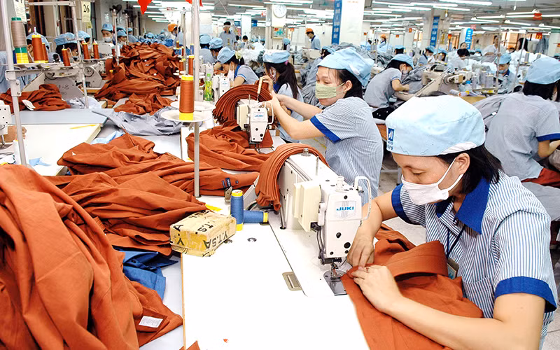 Đơn hàng tới tấp đến với doanh nghiệp dệt may.