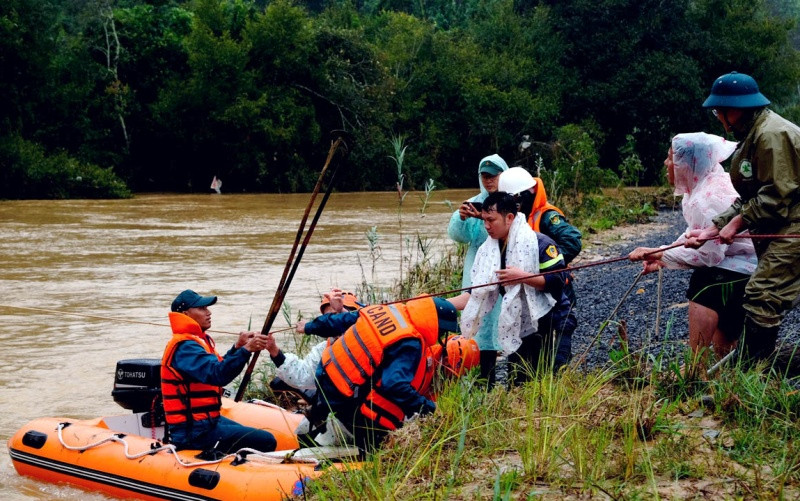 Thi thể hai du khách bị lũ cuốn đều được tìm thấy tại khu vực cầu treo bị lũ cuốn sập.