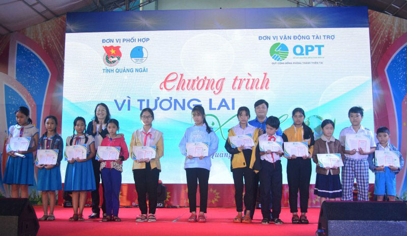 Trao học bổng “Vì tương lai xanh” với sổ tiết kiệm trị giá 10 triệu đồng cho học sinh có hoàn cảnh đặc biệt khó khăn, vượt khó học giỏi. 