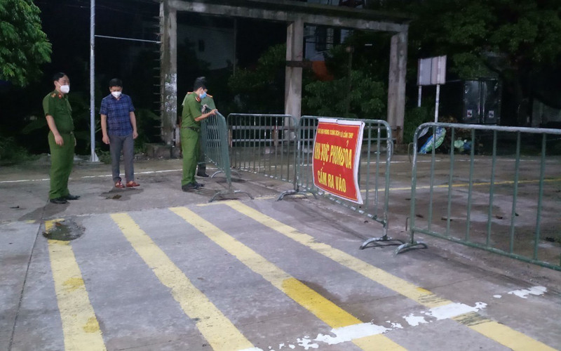 Lực lượng chức năng tháo bỏ phong tỏa ở huyện Kim Sơn (Ninh Bình).