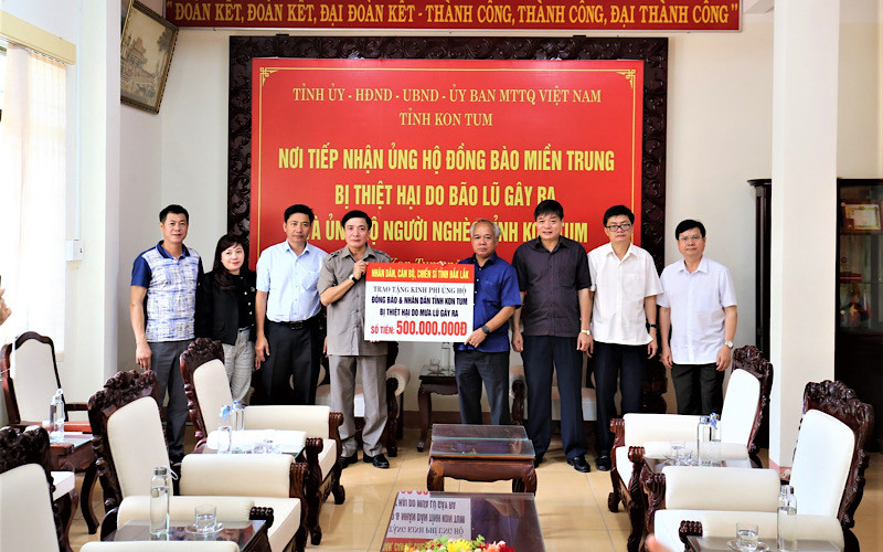 Bí thư Tỉnh ủy Đắk Lắk Bùi Văn Cường trao số tiền hỗ trợ 500 triệu đồng cho tỉnh Kon Tum giúp nhân dân khắc phục hậu quả do cơn bão số 9 gây ra.