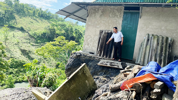 Một trong những ngôi nhà của người dân bản Huổi Toóng 1 bị sạt lở nghiêm trọng.