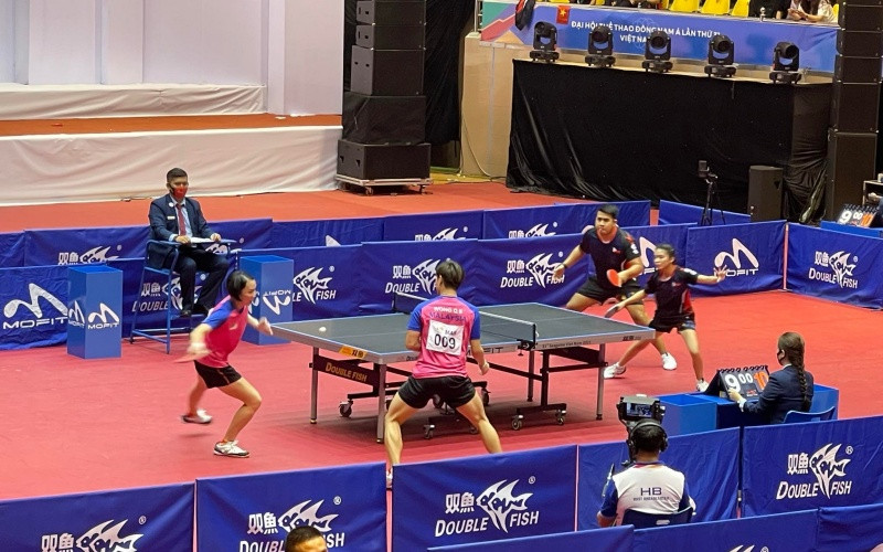 Các vận động viên thi đấu vòng loại nội dung đôi nam nữ.