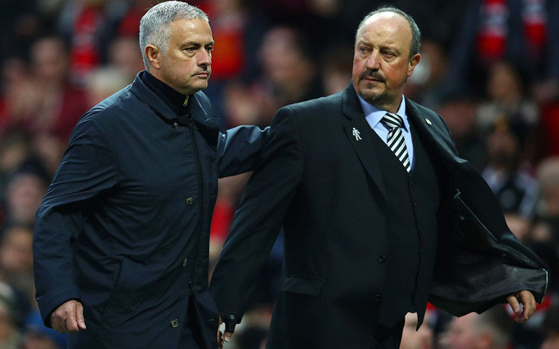 Jose Mourinho và Rafa Benitez khi cùng chung sân khấu Premier League. (Ảnh: FootballLondon)   