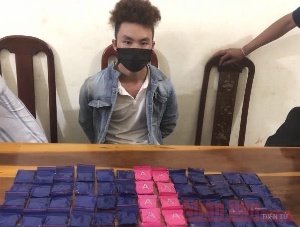 Đối tượng Lý A Chinh, cùng tang vật khi bị bắt giữ.