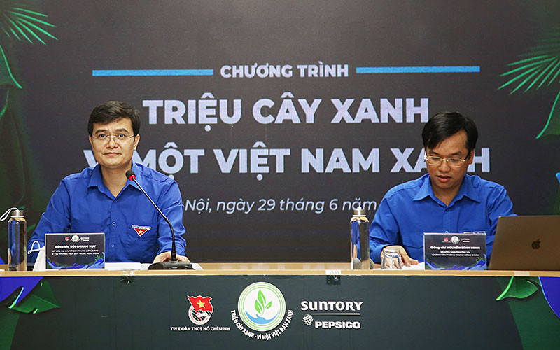 Đồng chí Bùi Quang Huy (bên trái) cung cấp thông tin về các hoạt động trong khuôn khổ Chương trình “Triệu cây xanh - Vì một Việt Nam xanh”.