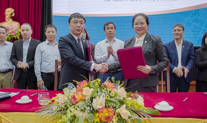 Tổng Giám đốc Công ty Thái Hưng Nguyễn Thị Vinh và lãnh đạo Công đoàn Công ty ký kết thỏa ước lao động tập thể, năm 2021. 