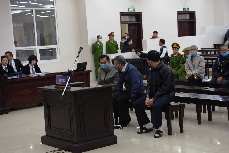 Bị cáo Vũ Huy Hoàng cùng đồng phạm tại phiên tòa sơ thẩm.