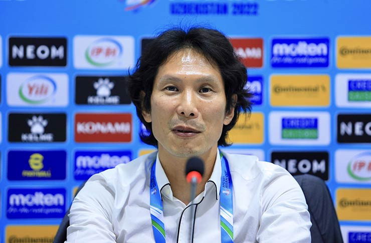 HLV Gong Oh-kyun trả lời báo giới sau trận hòa 1-1 U23 Hàn Quốc tối 5/6. (Ảnh: VFF)