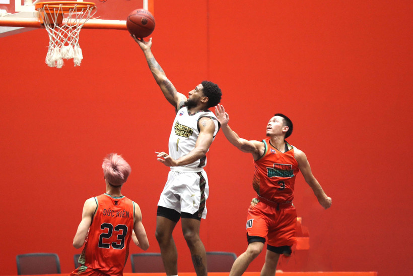 Cầu thủ xuất sắc nhất trận đấu - hậu vệ Madarious Gibbs (Saigon Heat) thực hiện lên rổ. (Ảnh: VBA)