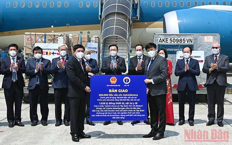 Trao tặng vaccine, thiết bị vật tư y tế và tiền mặt tặng Việt Nam nhân chuyến công tác của Chủ tịch Quốc hội cho Bộ Y tế (Ảnh: Duy Linh).