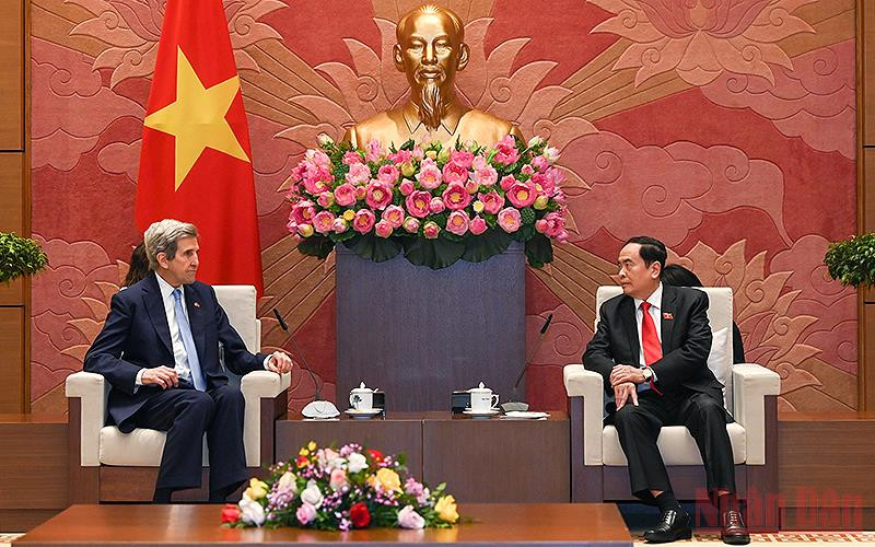 Phó Chủ tịch Thường trực Quốc hội Trần Thanh Mẫn tiếp ông John Kerry (Giôn Ke-ri), Đặc phái viên của Tổng thống Hoa Kỳ về biến đổi khí hậu. 