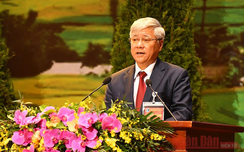 Đồng chí Đỗ Văn Chiến đọc Quyết tâm thư của Đại hội. (Ảnh: THỦY NGUYÊN)