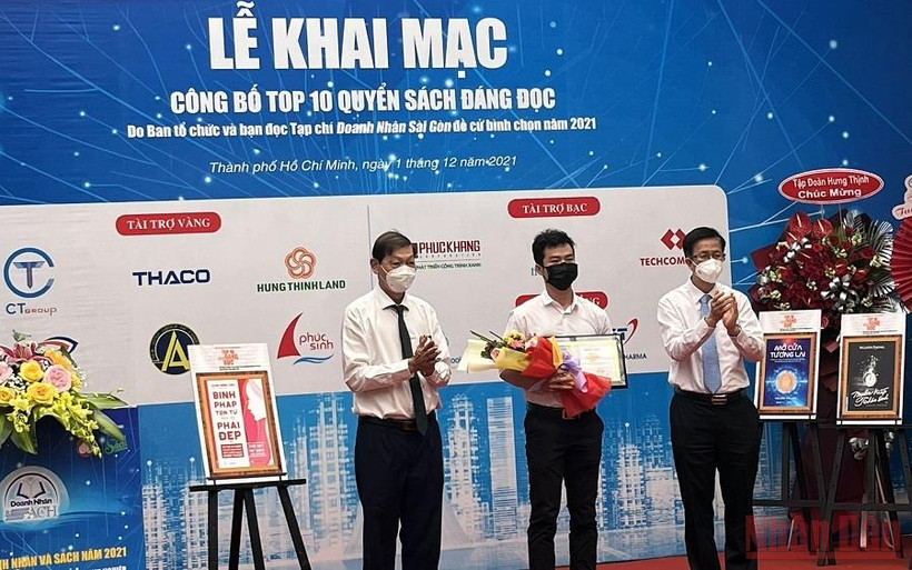 Trao giải cho tác giả của những quyển sách lọt vào Top 10 cuốn sách đáng đọc năm 2021. (Ảnh: LINH BẢO)