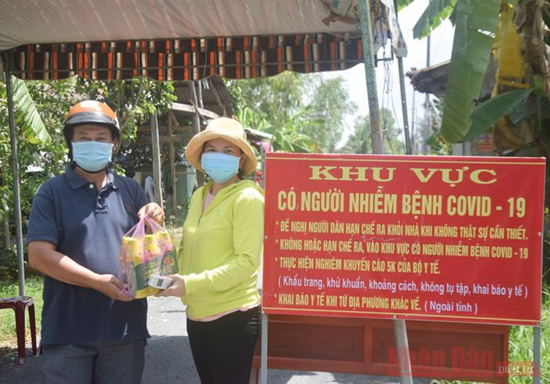 Anh Trần Văn Hải tặng nước giải khát cho lực lượng phòng chống dịch.